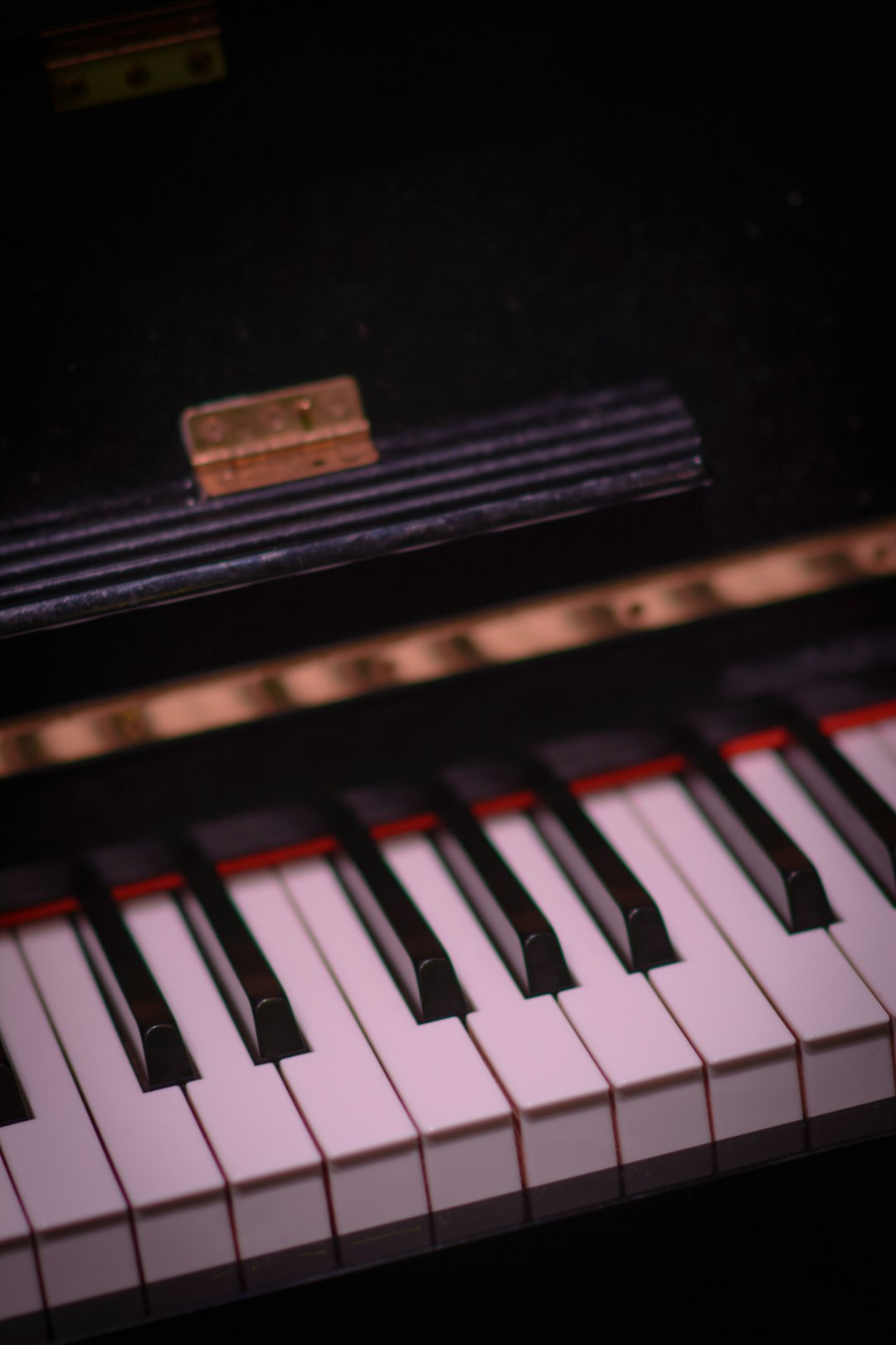 black-and-white-piano-keys-n0u9u09lhka