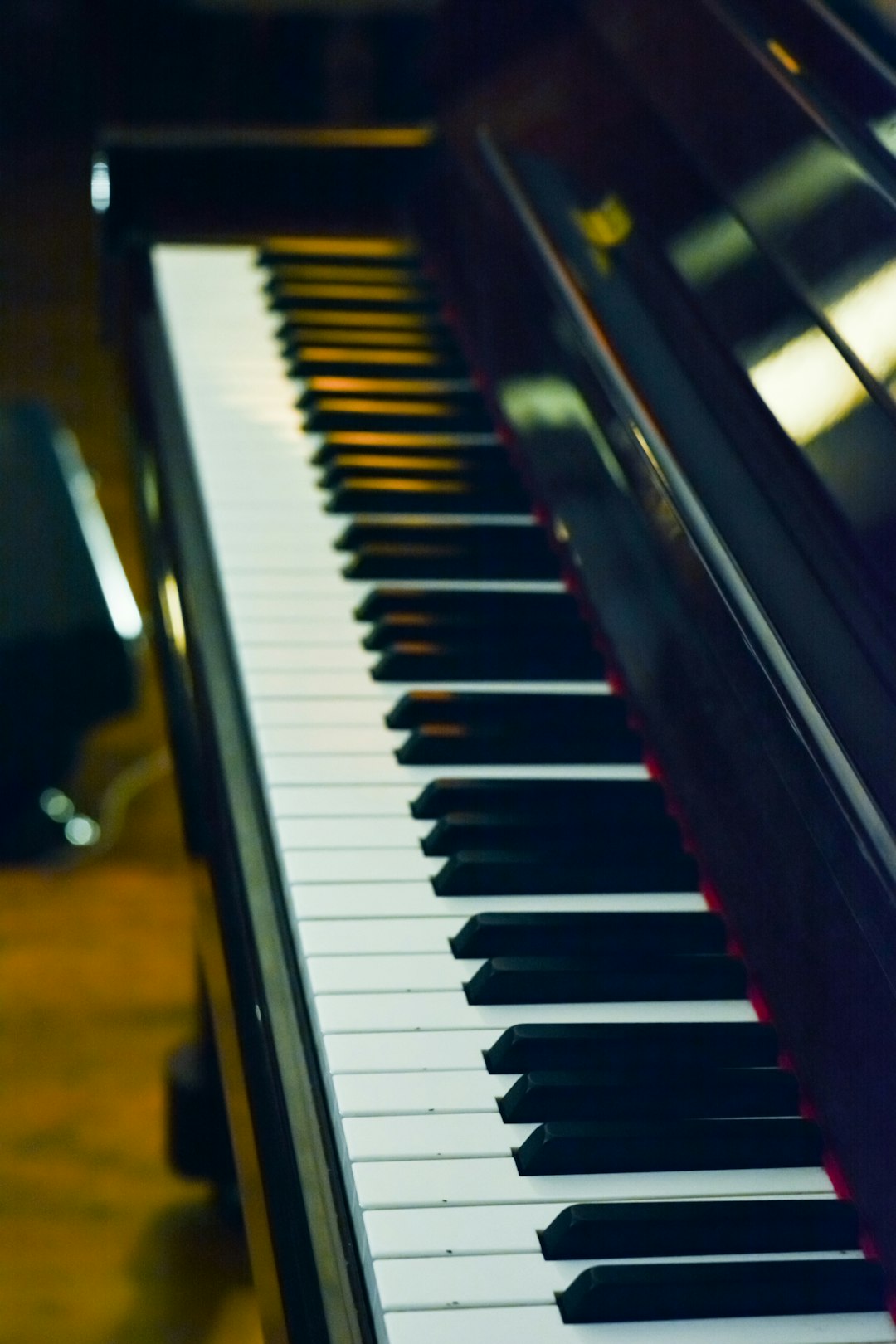 black-piano-en0dkgmamx4