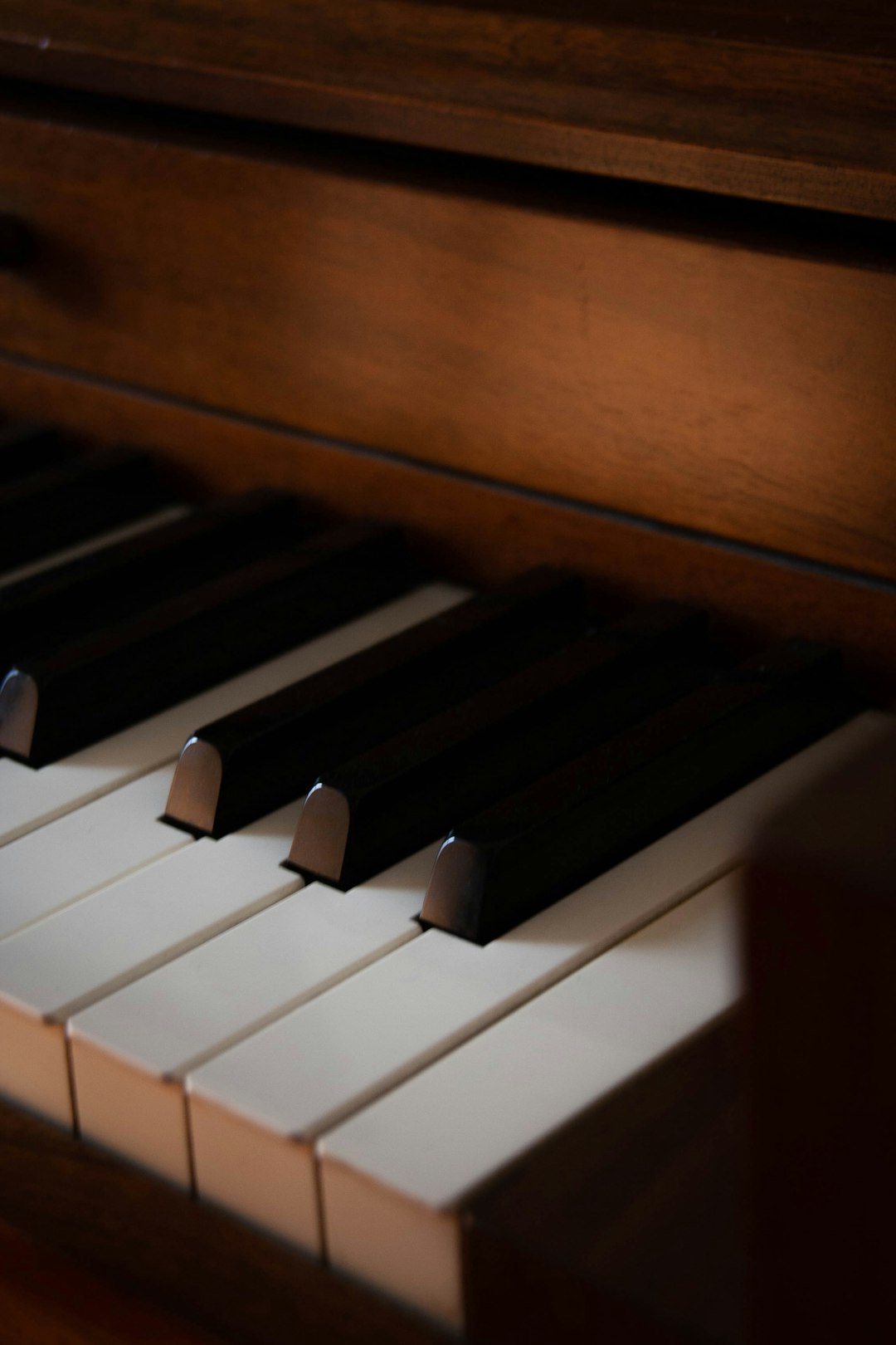 brown-and-white-upright-piano-equnotdykoc